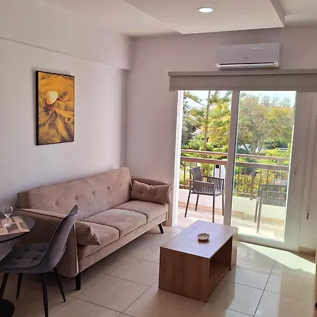 Stylish Kato Close To & Vibrant Harbor Life Апартаменти *