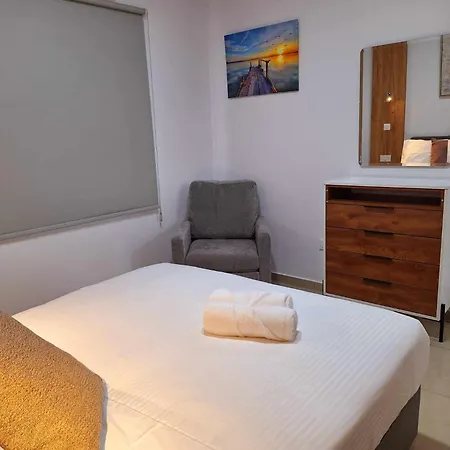 Апартаменти Stylish Kato Close To & Vibrant Harbor Life Пафос